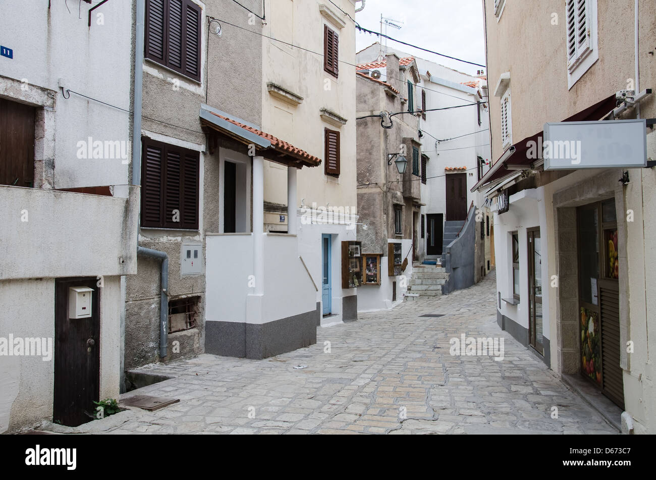 Kleine Gasse in Stadt Zentrum von Baska Krk Insel Kroatien Stockfoto