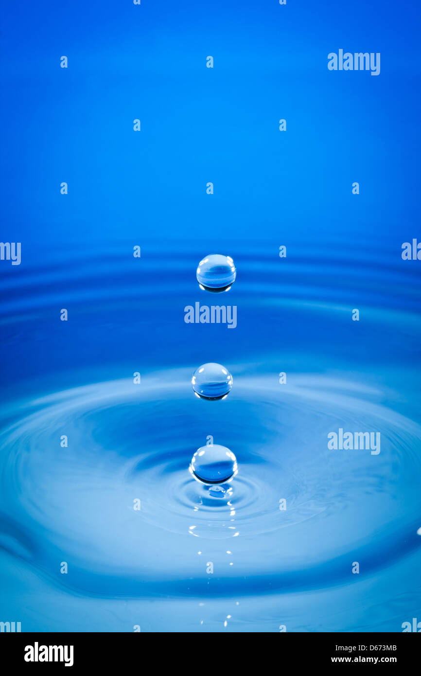 Drei Tropfen Wasser fallen nach unten Stockfoto