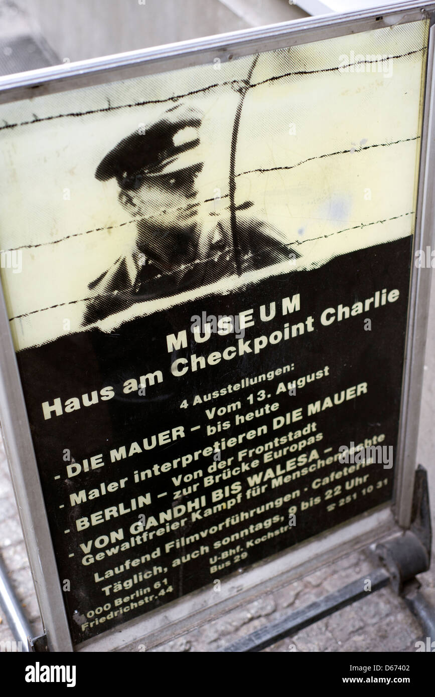 Zeichen außerhalb des Museum Checkpoint Charlie in Berlin, Deutschland Stockfoto