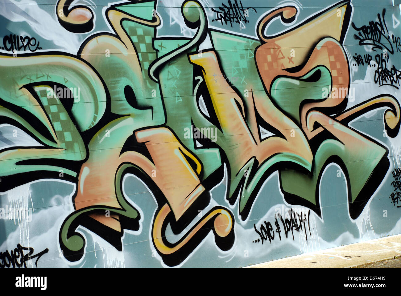 Graffiti und Street Art auf einer Mauer in der Stadt Northampton in Großbritannien lackiert Stockfoto