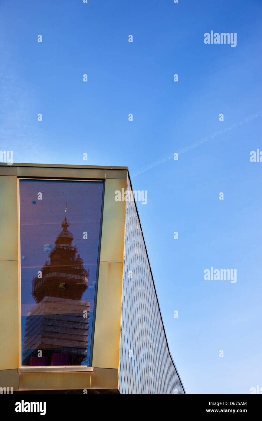 Reflexion der Blackpool Tower im Festspielhaus (goldene Hochzeitskapelle) auf Blackpool promenade Stockfoto