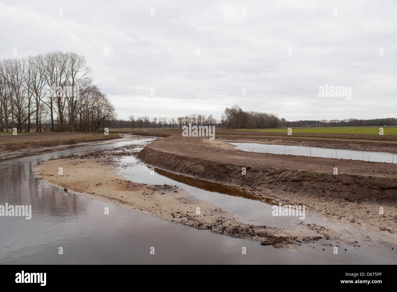 Fünf Foto Wiederaufbau Fluss Astense Aa aus einem kanalisierte Fluss zu einem mäandernden Fluss mit natürlichen Flora und eine Kröte Pool. Stockfoto