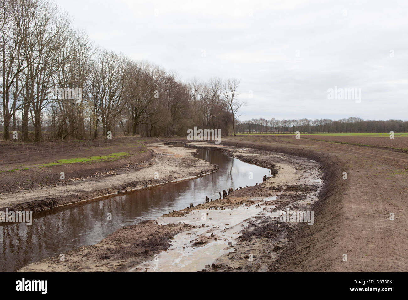 Die fünf Foto Wiederaufbau Fluss Astense Aa aus einem Kanalisierten Fluss zu einem mäandernden Fluss mit natürlicher Flora und Fauna. Stockfoto