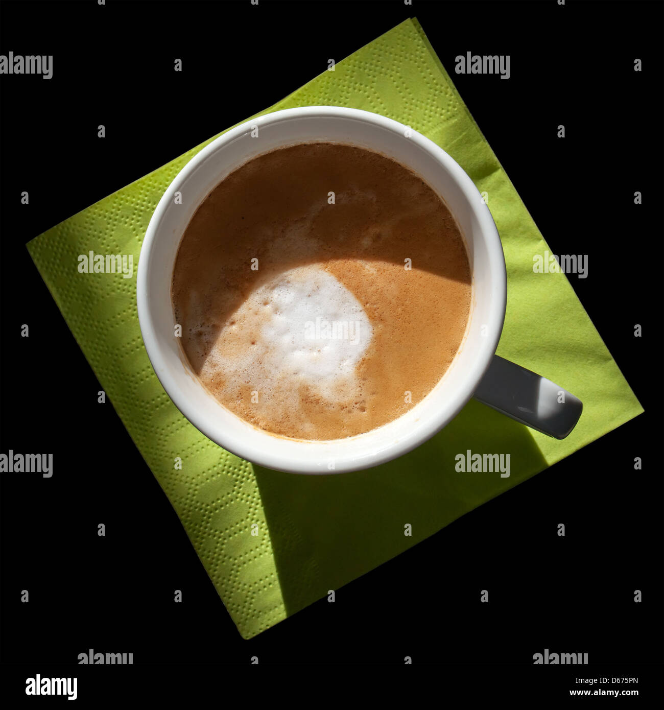 Cappuccino Kaffee Tasse auf grünen Serviette isoliert auf schwarz Stockfoto