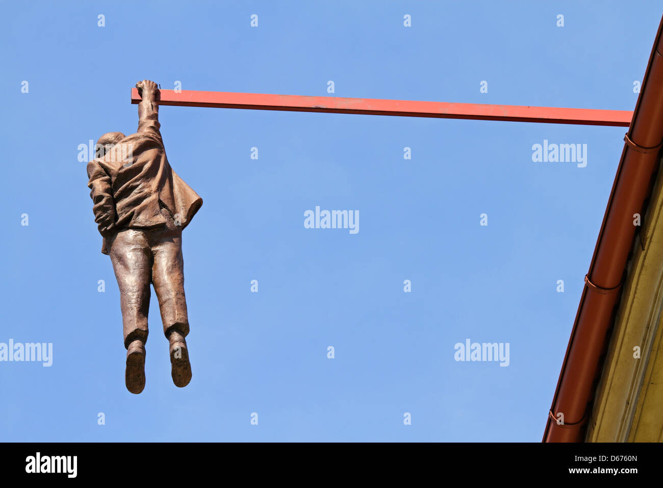 Statue des Menschen hängen von David Cerny Stockfoto