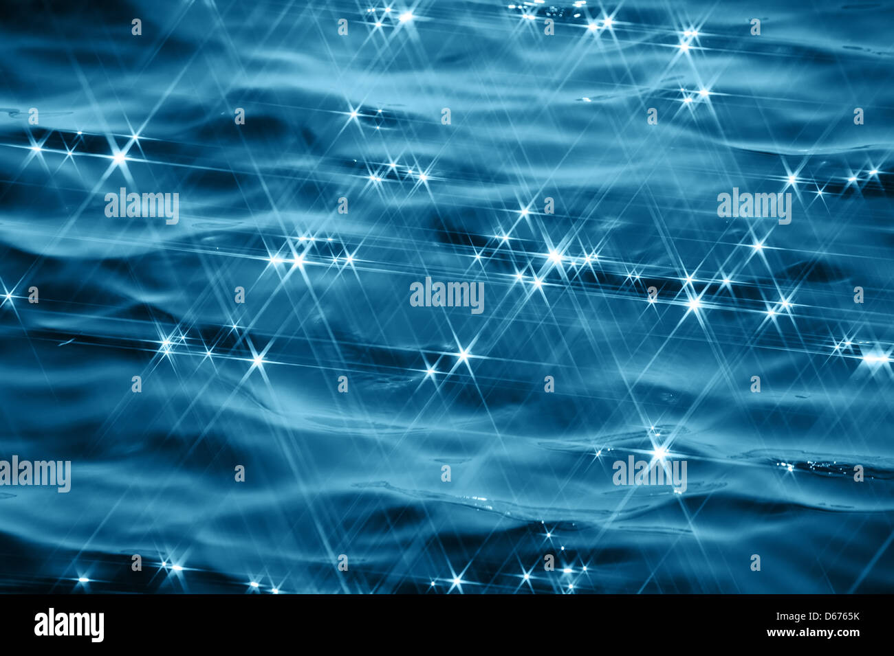 Blauen Ozean Wasseroberfläche mit Sternen glänzenden Effekt. Natur-Hintergrund Stockfoto