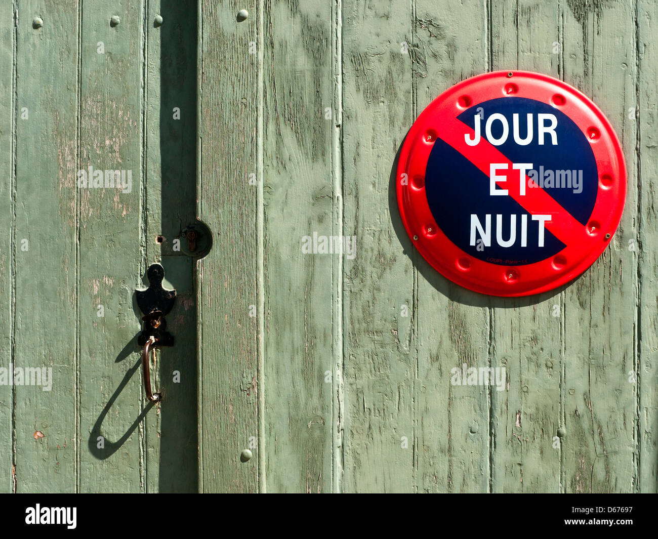 Keine Wartezeiten / No Parking "Nuit et Jour" (Tag und Nacht) Verkehrszeichen - Frankreich Stockfoto