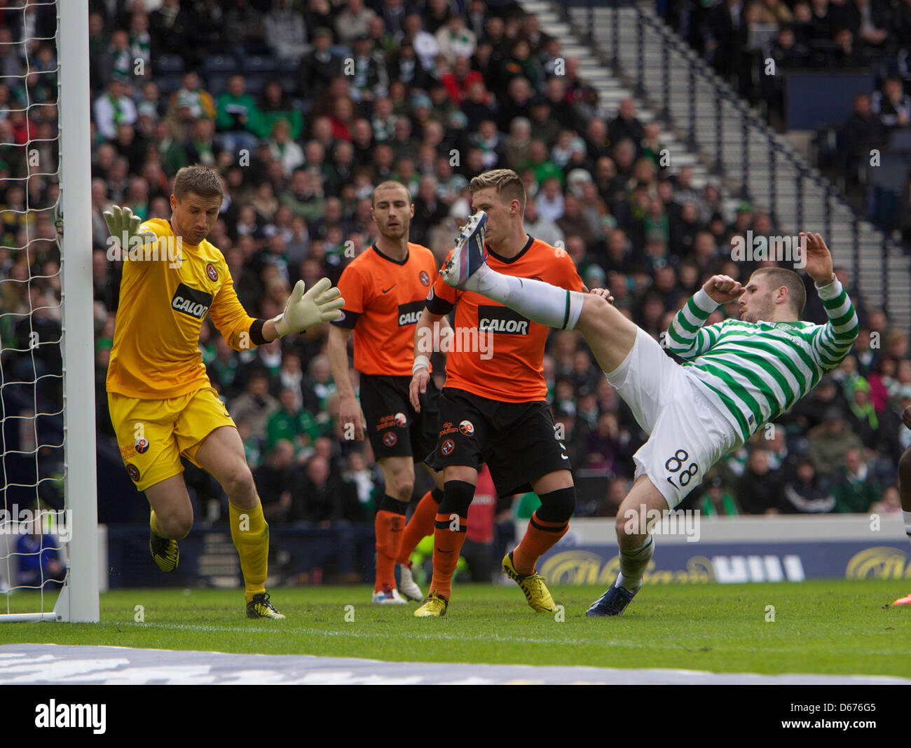 Glasgow, Schottland. 14. April 2013.    Gary Hooper der keltischen kommt in der Nähe von scoring während das Semi-Finale von William Hill Scottish Cup 2013, vom Hampden Park Stadion, Glasgow. Aktion Plus Sport Bilder/Alamy Live-Nachrichten Stockfoto