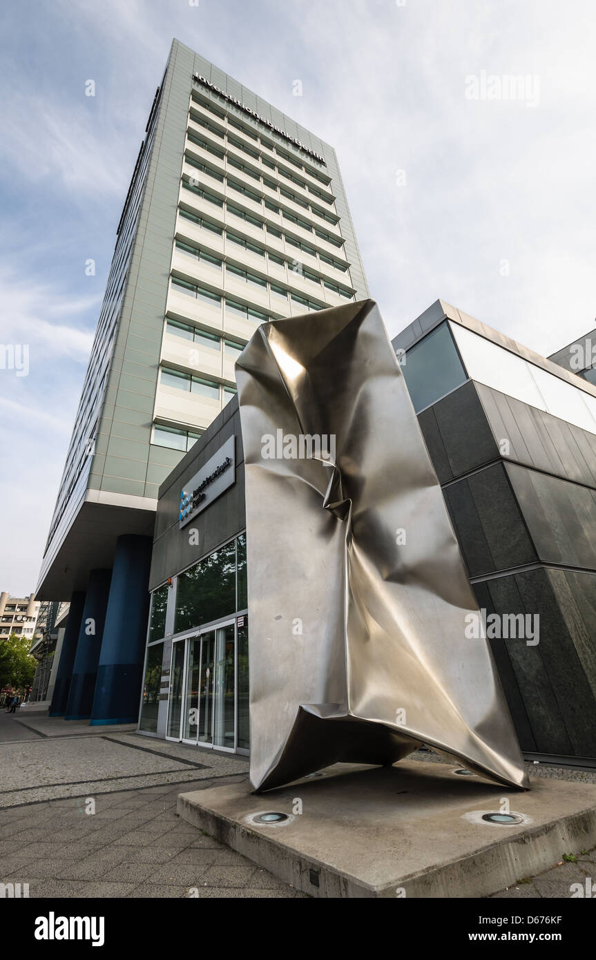 Ewerdt Hilgemann "Implodierte Würfel" Skulptur vor dem Gebäude der Investitionsbank Berlin. Berlin, Deutschland. Stockfoto