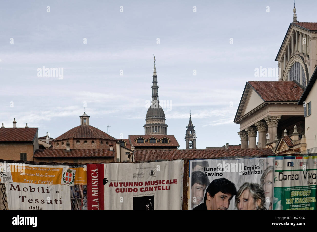 Plakate und Stadtbild, Novara, Italien Stockfoto