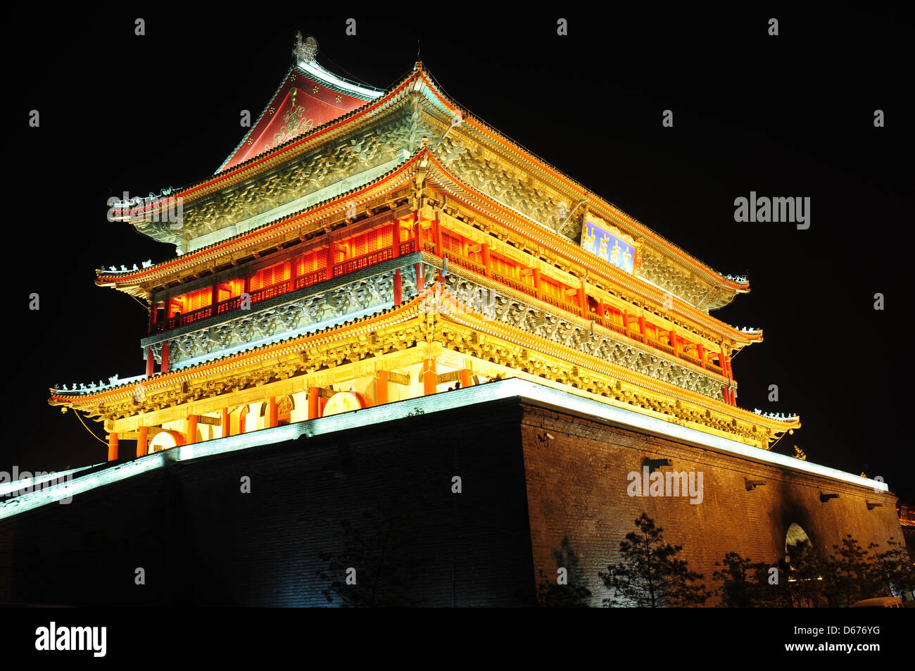 Nacht-Blick auf das berühmte Wahrzeichen der Drum Tower in Xian, China Stockfoto