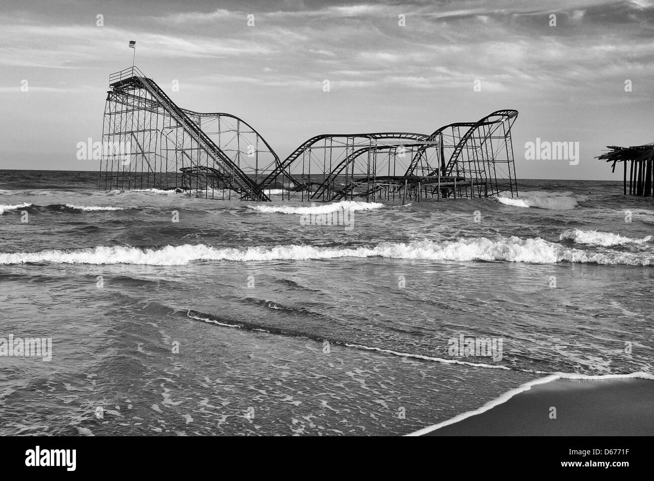 Die Jet Star Achterbahn setzt noch in den Atlantischen Ozean in Seaside Heights, NJ USA in Schwarz und Weiß. Die Achterbahn war es durch den Hurrikan Sandy im Oktober 2012 hinterlegt und wurde im Mai 2013 entfernt Stockfoto