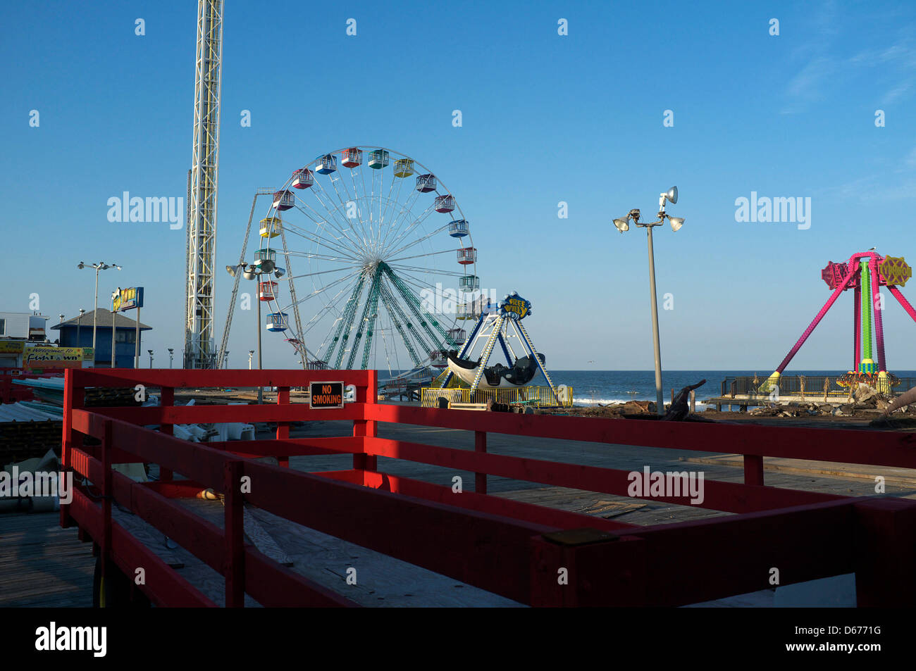 Abschnitt der Promenade in Seaside Heights, New Jersey, USA mit Riesenrad im Hintergrund abgeschlossen.  In diesem Abschnitt der Promenade ist noch nicht für die Öffentlichkeit zugänglich. Die Promenade wurde durch Hurrikan Sandy im Oktober 2012 zerstört.  Seaside Heights Rast auf die Promenade vor dem Memorial Day und dem Beginn der Sommersaison abschließen Stockfoto