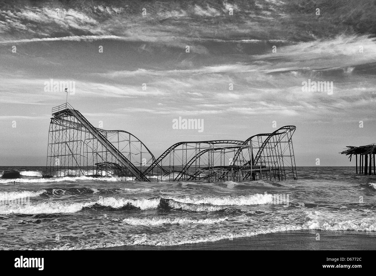 Die Jet Star Achterbahn setzt noch in den Atlantischen Ozean in Seaside Heights, NJ USA in Schwarz und Weiß. Die Achterbahn war es durch den Hurrikan Sandy im Oktober 2012 hinterlegt und wurde im Mai 2013 entfernt Stockfoto