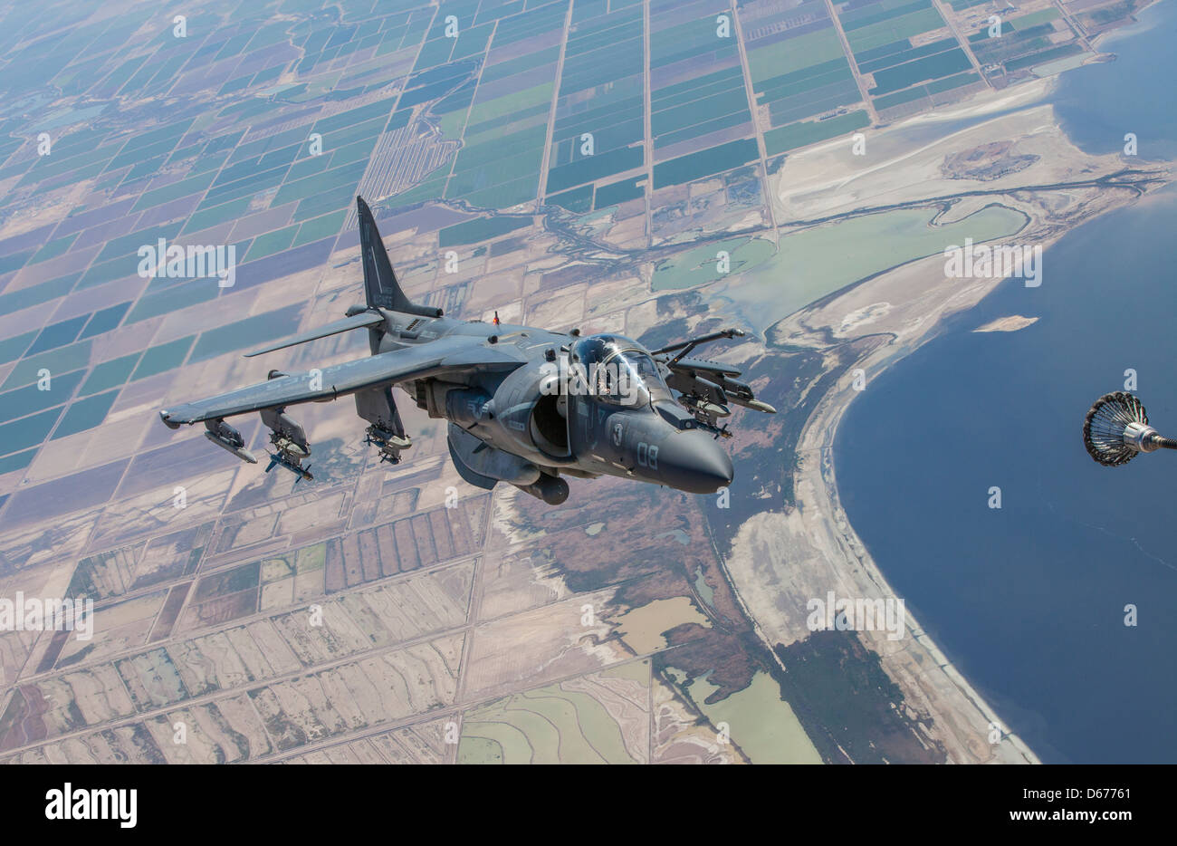 Major James Vallario trainiert in seiner AV-8B Harrier während des Weapons and Tactics Instructors' Course auf der Marine Corps Air Station Yuma, Arizona. Stockfoto