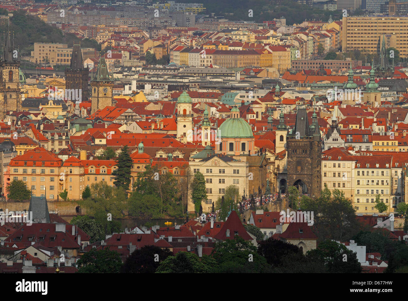 Blick über Stare Mesto mit Karlsbrücke, Prag, Tschechische Republik Stockfoto