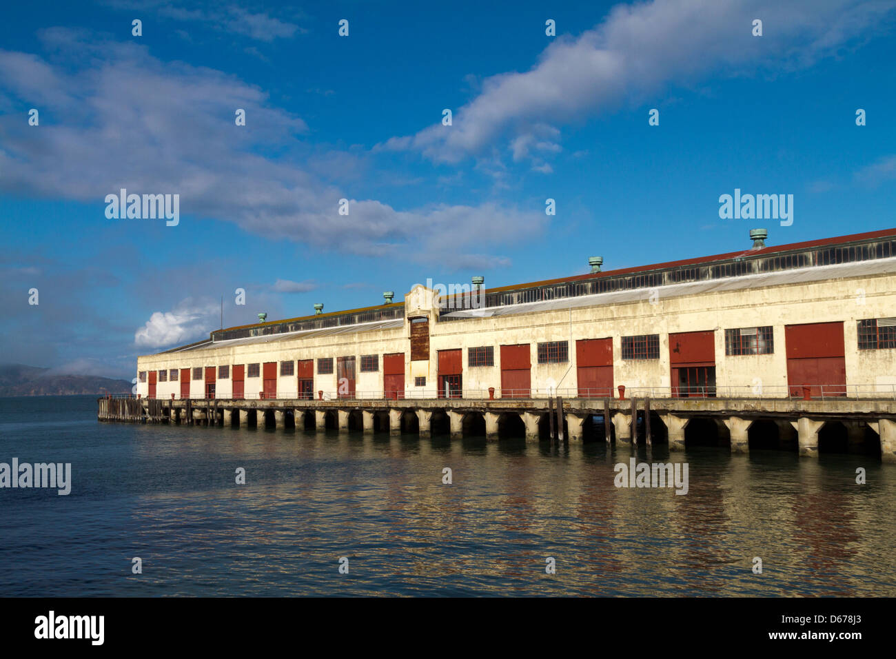 Ein Lager auf einem Pier in Fort Mason durch San Francisco Bay Stockfoto