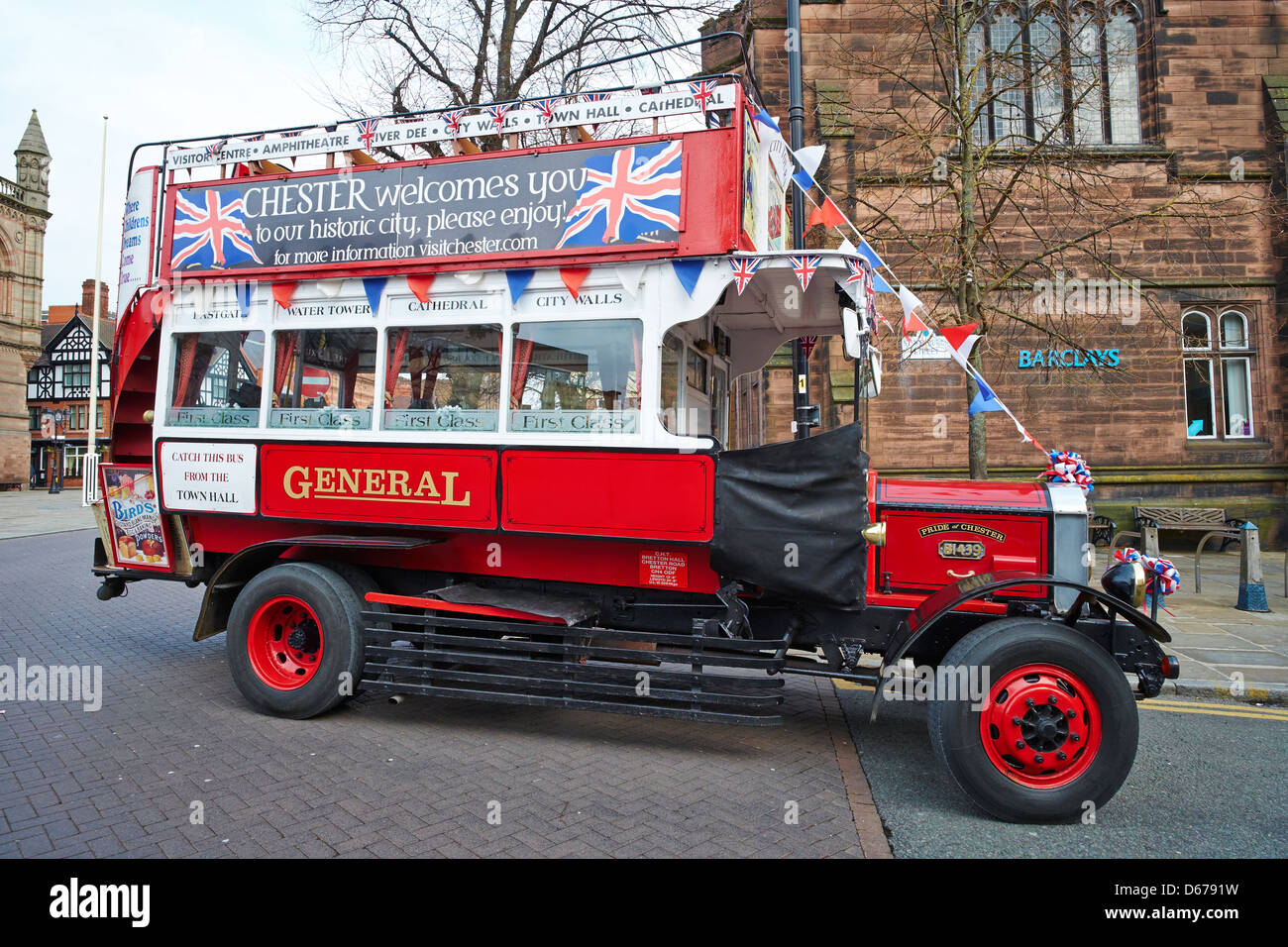 Replik von einem 1924 London General Omnibus Company B-Type Flügelstrecke jetzt verwendet als eine Sightseeing Tour Bus Rathaus Chester UK Stockfoto