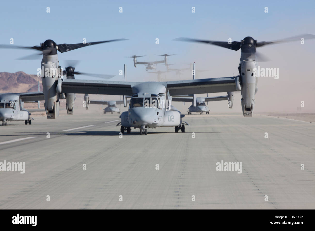 MV-22B Osprey von Marine Medium Tiltrotor Squadron 165 landen auf der 29 Palms Marine Corps Base, Kalifornien, 14. Februar 2013. Der Zweck dieses Fluges war, große Flugführungstaktiken zu üben. (USA Marine Corps Foto von Lance CPL. Allison J. Herman/VERÖFFENTLICHT) Stockfoto