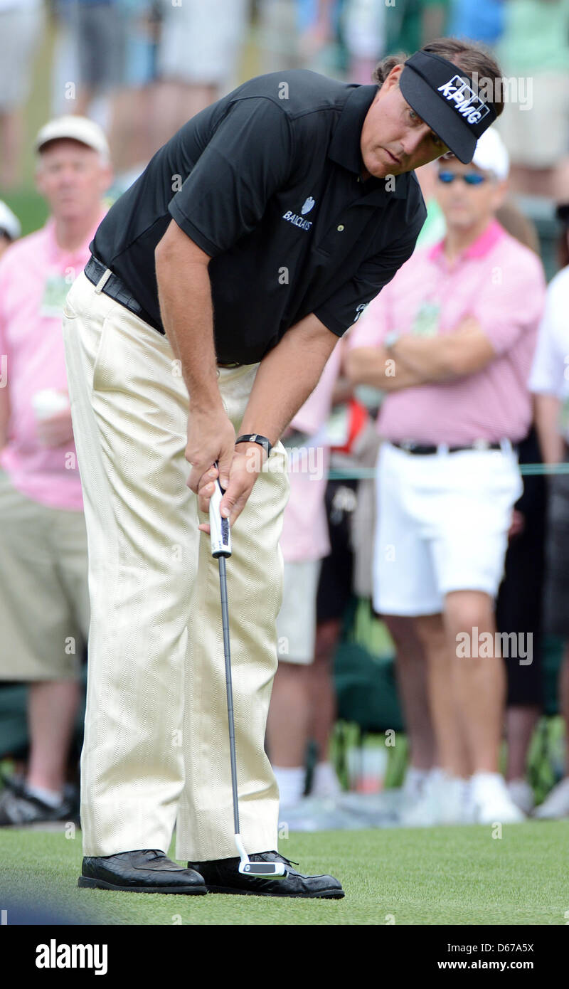 Augusta, Georgia, USA. 14. April 2013. Phil Mickelson Putts auf Nr. 7 bei der Endrunde des 2013 Masters Tournament im Augusta National Golf Club auf Sonntag, 14. April 2013, in Augusta, Georgia. Stockfoto