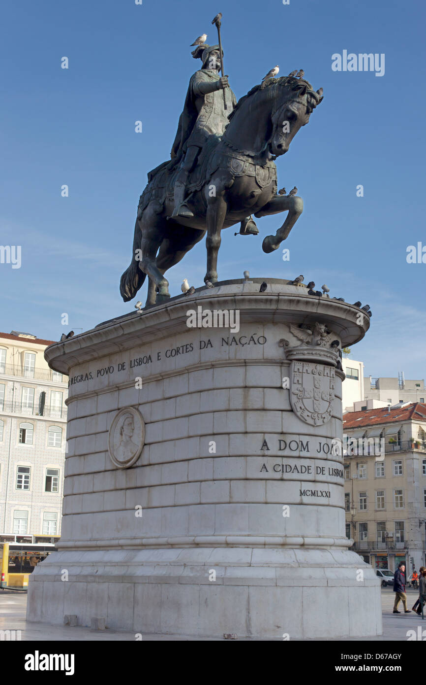 Die Praça da Figueira, Lissabon, Portugal. Reiterstatue von John ich oder João I, 1358 – 1433. König von Portugal und der Algarve. Stockfoto