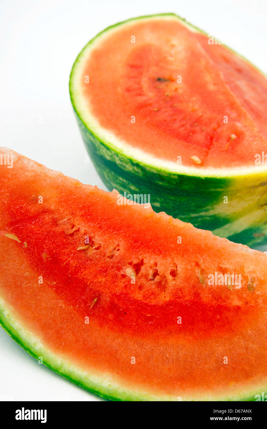 Reife rote Früchte Wassermelone geschnitten Verlegung verzehrfertige Stockfoto