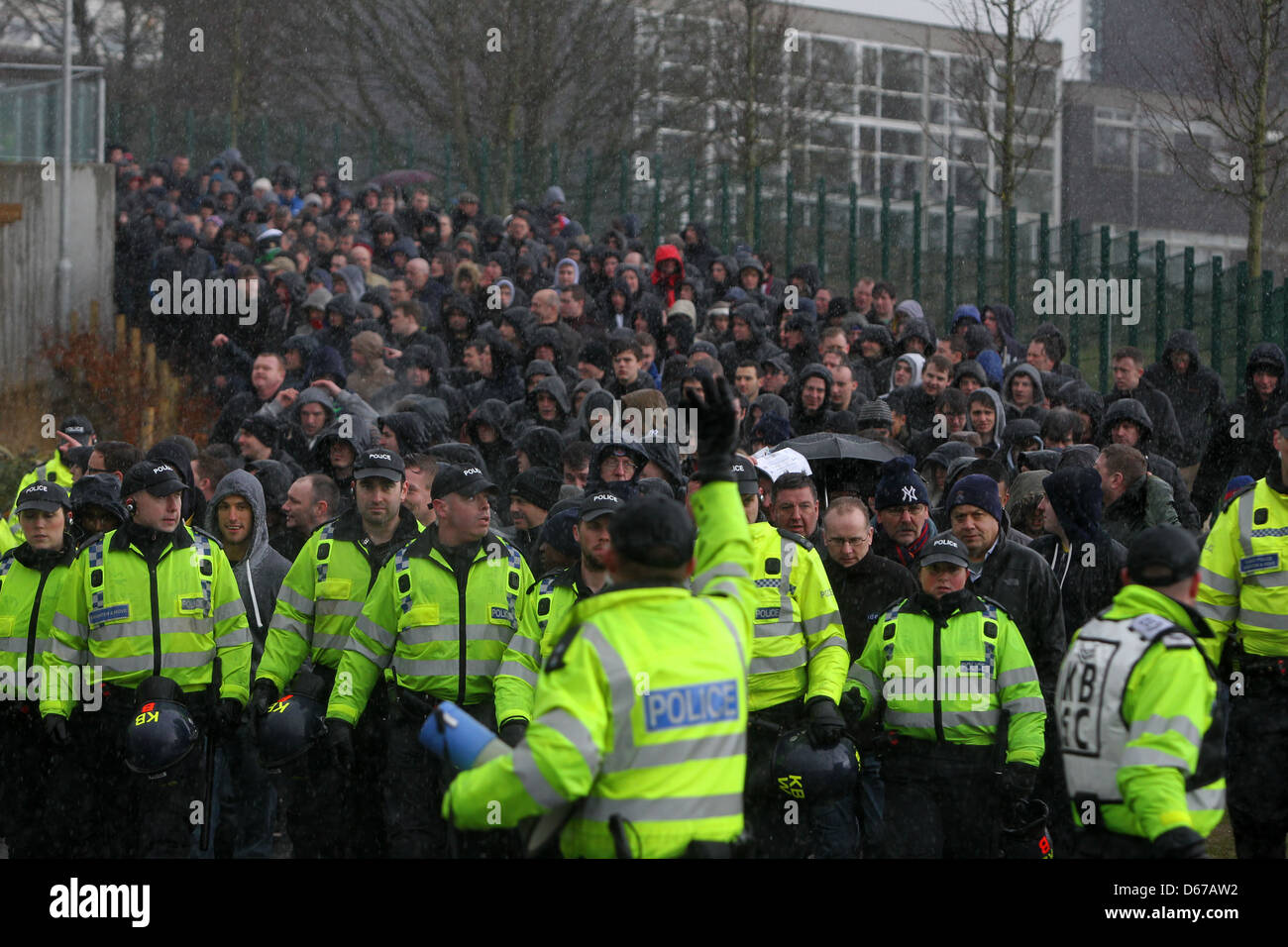 Crystal Palace FC Fußball-Fans und Brighton und Hove Albion FC-Fans in Konfrontation auf der Straße vor einem Spiel an der AMEX. Stockfoto