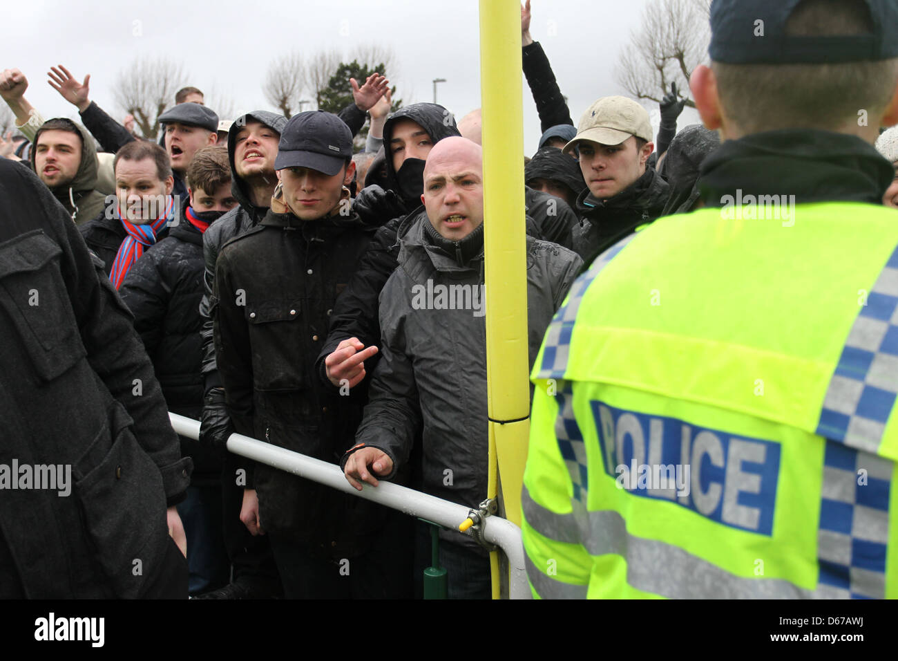Crystal Palace FC Fußball-Fans und Brighton und Hove Albion FC-Fans in Konfrontation auf der Straße vor einem Spiel an der AMEX. Stockfoto