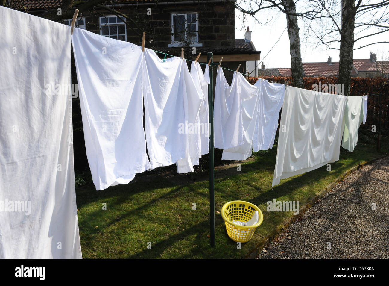 Eine Linie von Wäsche an einer Wäscheleine in North Yorkshire Garten im April. Stockfoto