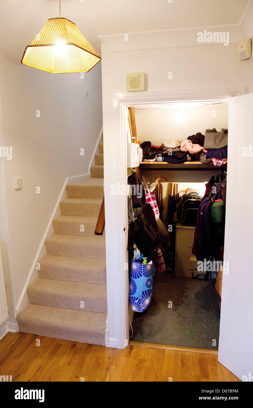 Der Schrank Unter Der Treppe Stockfotos und -bilder Kaufen - Alamy