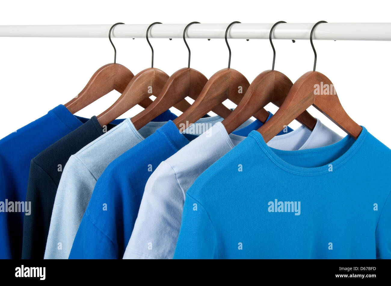 Auswahl an casual Hemden auf Kleiderbügeln, verschiedenen Blautönen. Isoliert auf weiss. Stockfoto