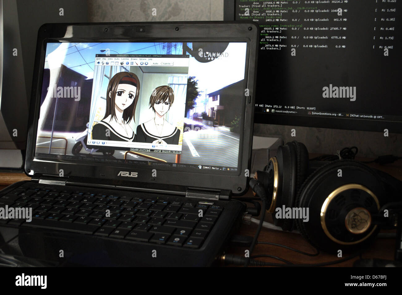 Diese Abbildung zeigt verschiedene Software- und Hardware-Tools, einschließlich digitaler Medien und Open-Source-Programme wie Opera, Geany und MPlayer, sowie Verweise auf Anime und Kopfhörer. Der Schwerpunkt liegt auf technischen Tools und deren Integration in digitale Medien. Stockfoto