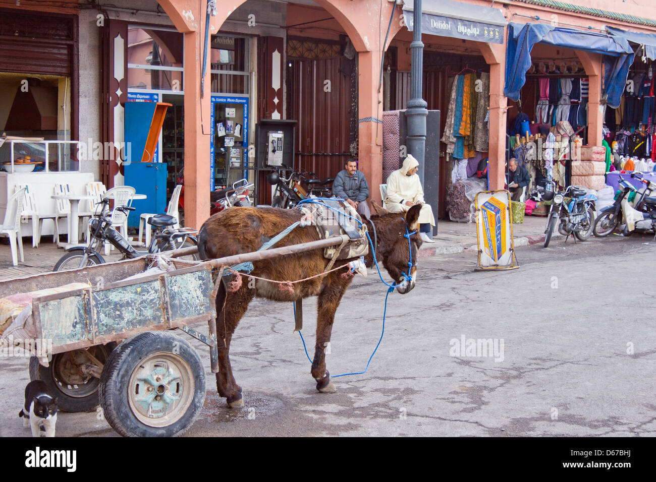 Die Mellah, alte Judenviertel, Marrakesch oder Marrakesch, Marokko. Typische Straßenszene. Stockfoto