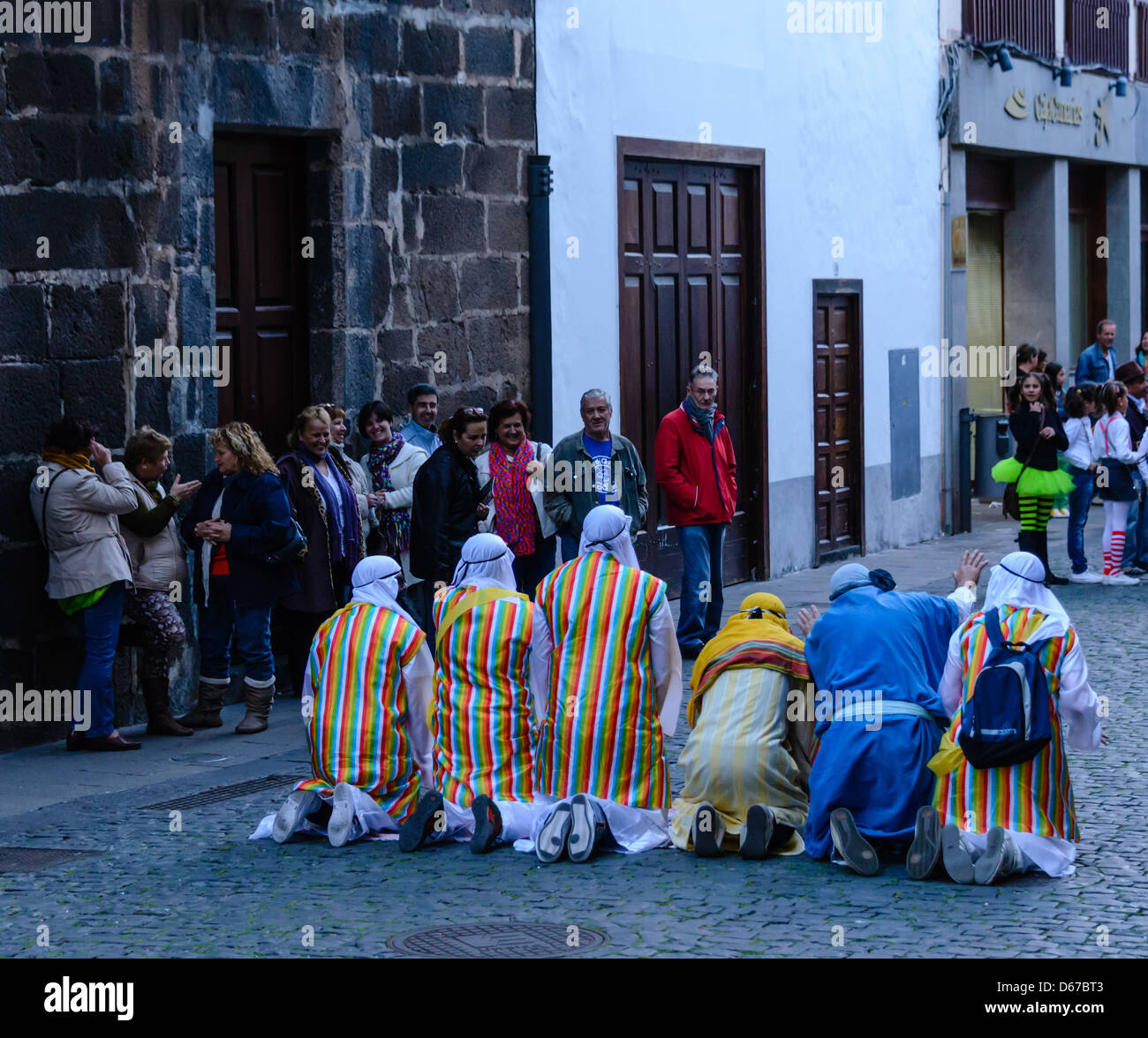 Santa Cruz, Carnaval de Los Indianos, Straßenfest und Paraden mit Kostüm. Politisch unkorrekt. "Muslimischen" Araber beten"". Stockfoto