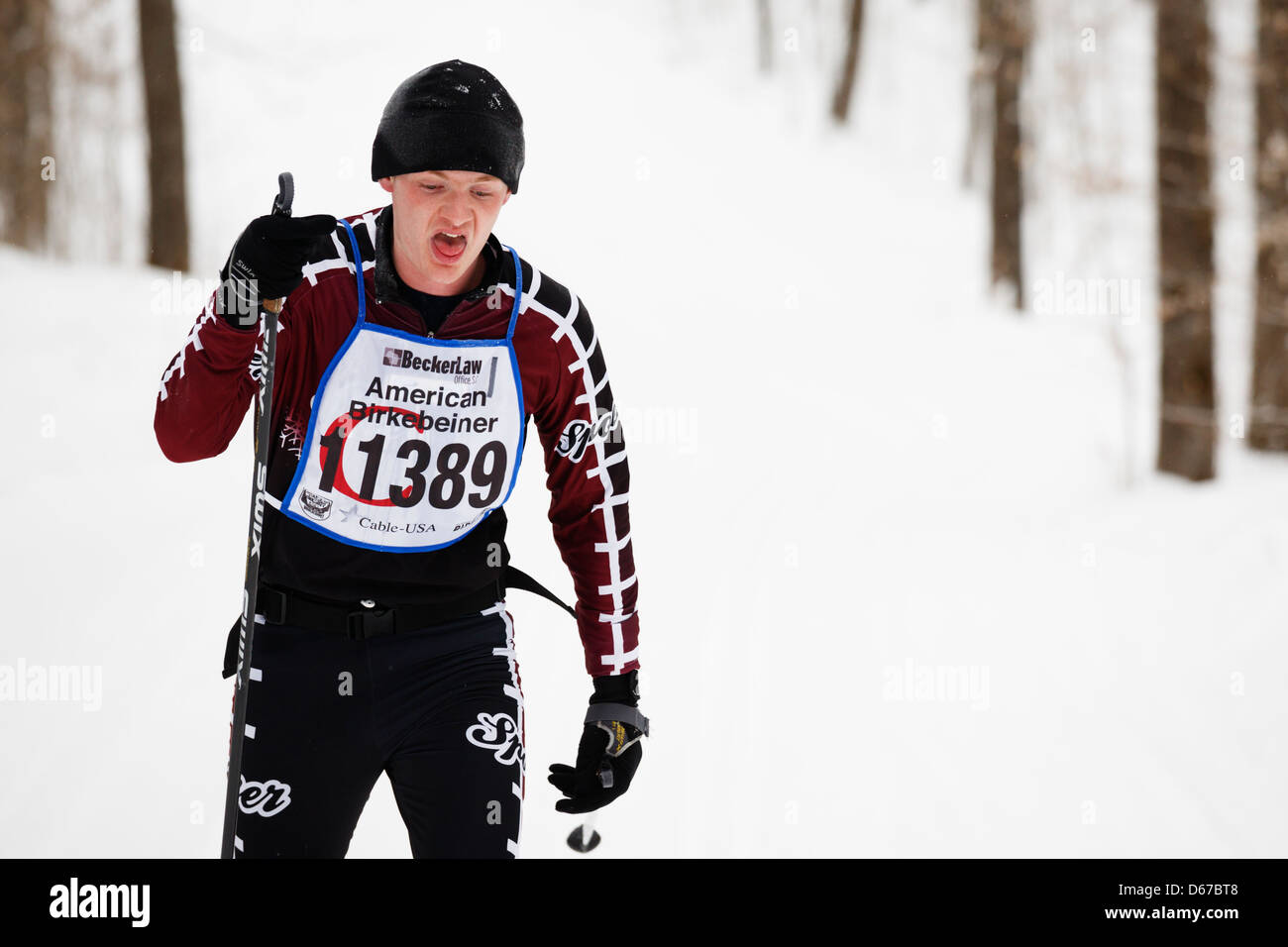 Ein Skifahrer auf der Strecke zwischen Kabel und Hayward, Wisconsin konkurriert in der American Birkebeiner Oldtimer Veranstaltung Wettbewerb. Stockfoto