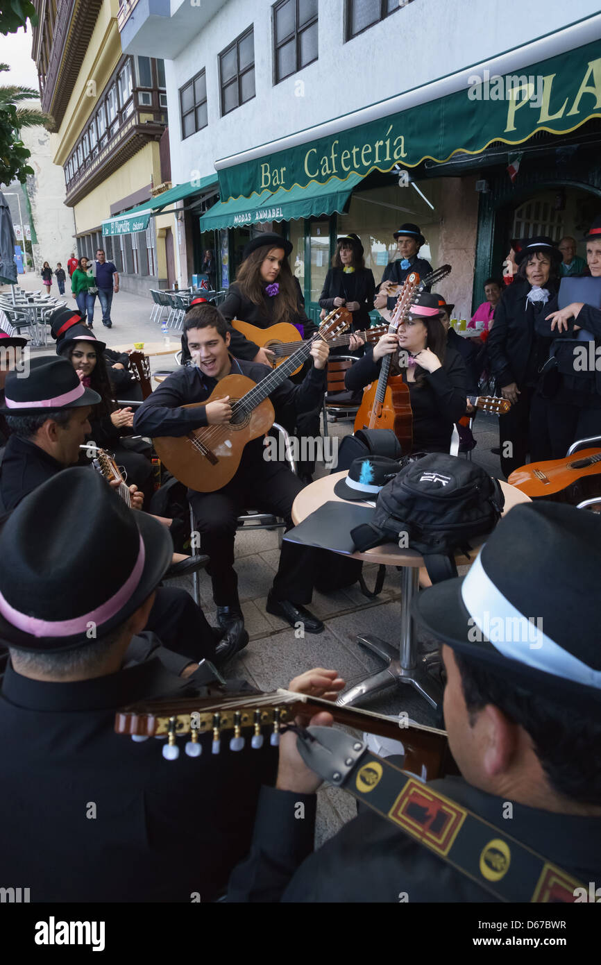 La Palma, Kanarische Inseln - Fiesta Los Indianos, eine lokale Folk-Gruppe spielt informellen Sitzung in Santa Cruz Café vor Karneval Stockfoto