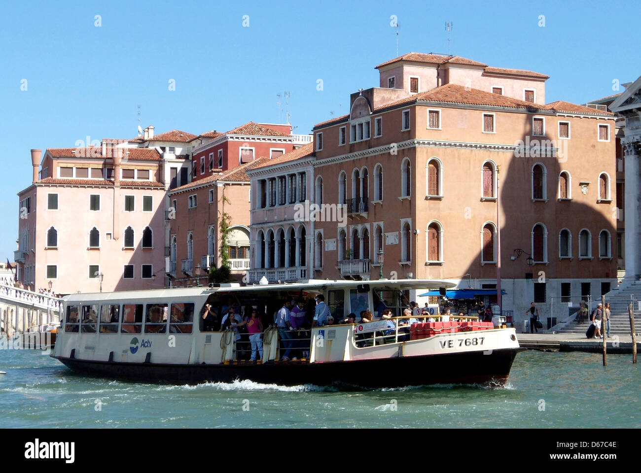 Vaporetto auf dem Canal Grande in Venedig. Stockfoto