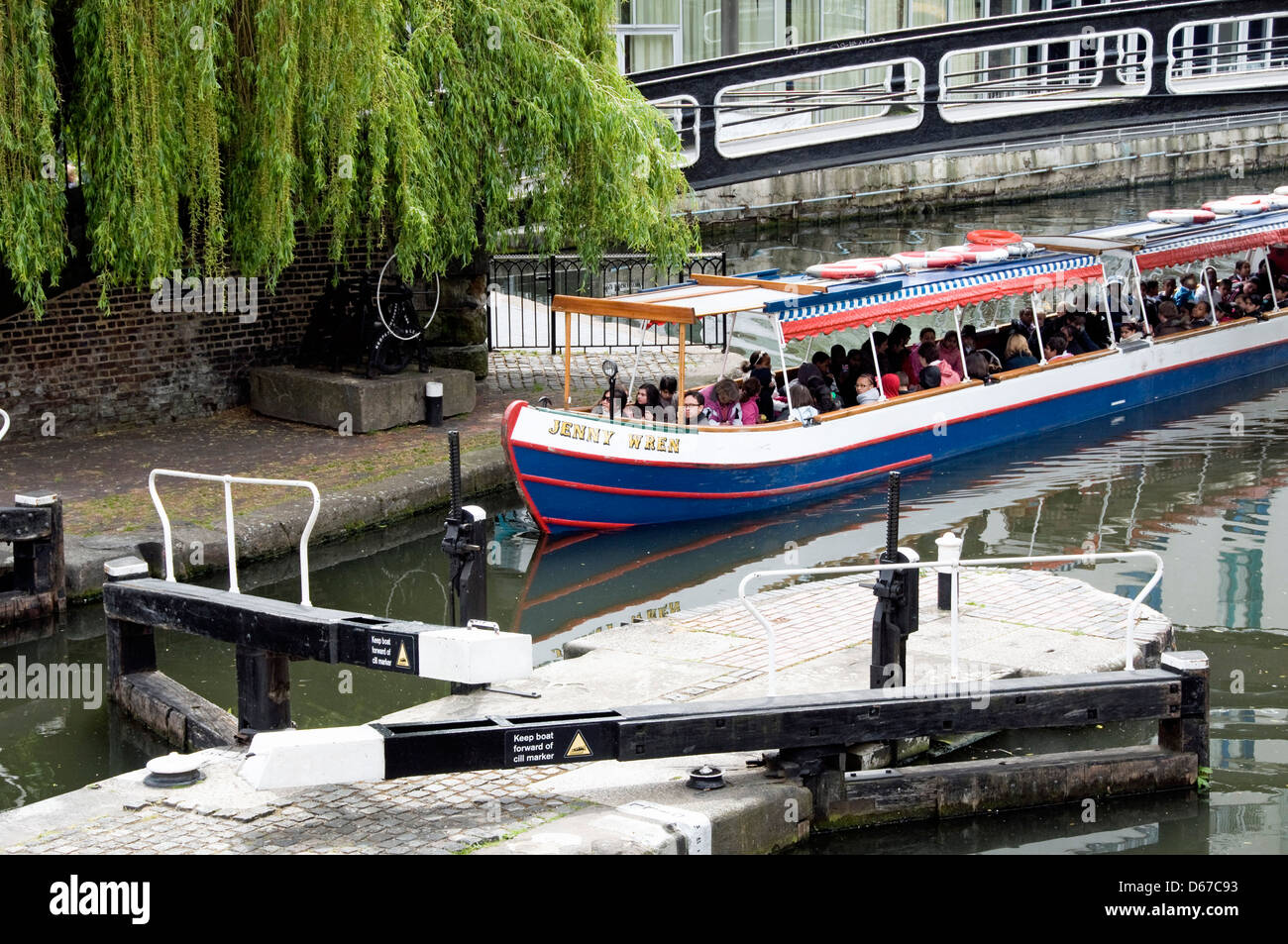 Jenny Wren schmale Kanalboot nähert sich Hampstead Road Lock 1 oder Camden Lock am Regent es Canal, London England UK Stockfoto