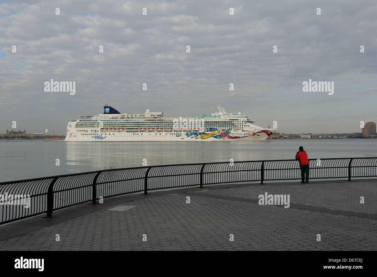 Die Norwegian Jewel dampfend auf dem Hudson River, vorbei an der Battery Park City Esplanade am Morgen des 14. April 2013. Stockfoto Die Norwegian Jewel dampfend auf dem Hudson River, vorbei an der Battery Park City Esplanade am Morgen des 14. April 2013. Stockfoto