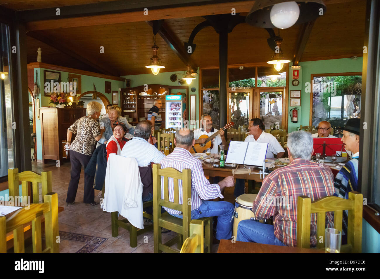 Lokale Musiker und Sänger Proben in den Kiosk Teneguia Restaurant, Tazacorte, Insel La Palma. Stockfoto