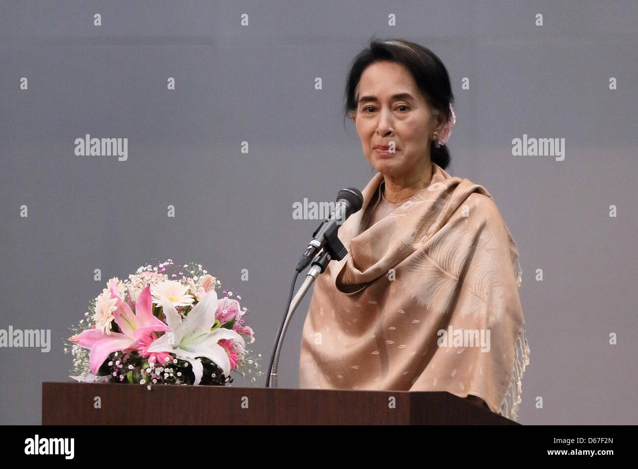 Tokio, Japan. 13. April 2013. Hon Frau Aung San Suu Kyi, Vorsitzender der Nationalliga für Demokratie, Republik der Union von Myanmar trifft eine Gruppe von Myanmar Bürger in Japan. Bildnachweis: Mooto Naka/AFLO/Alamy Live-Nachrichten Stockfoto
