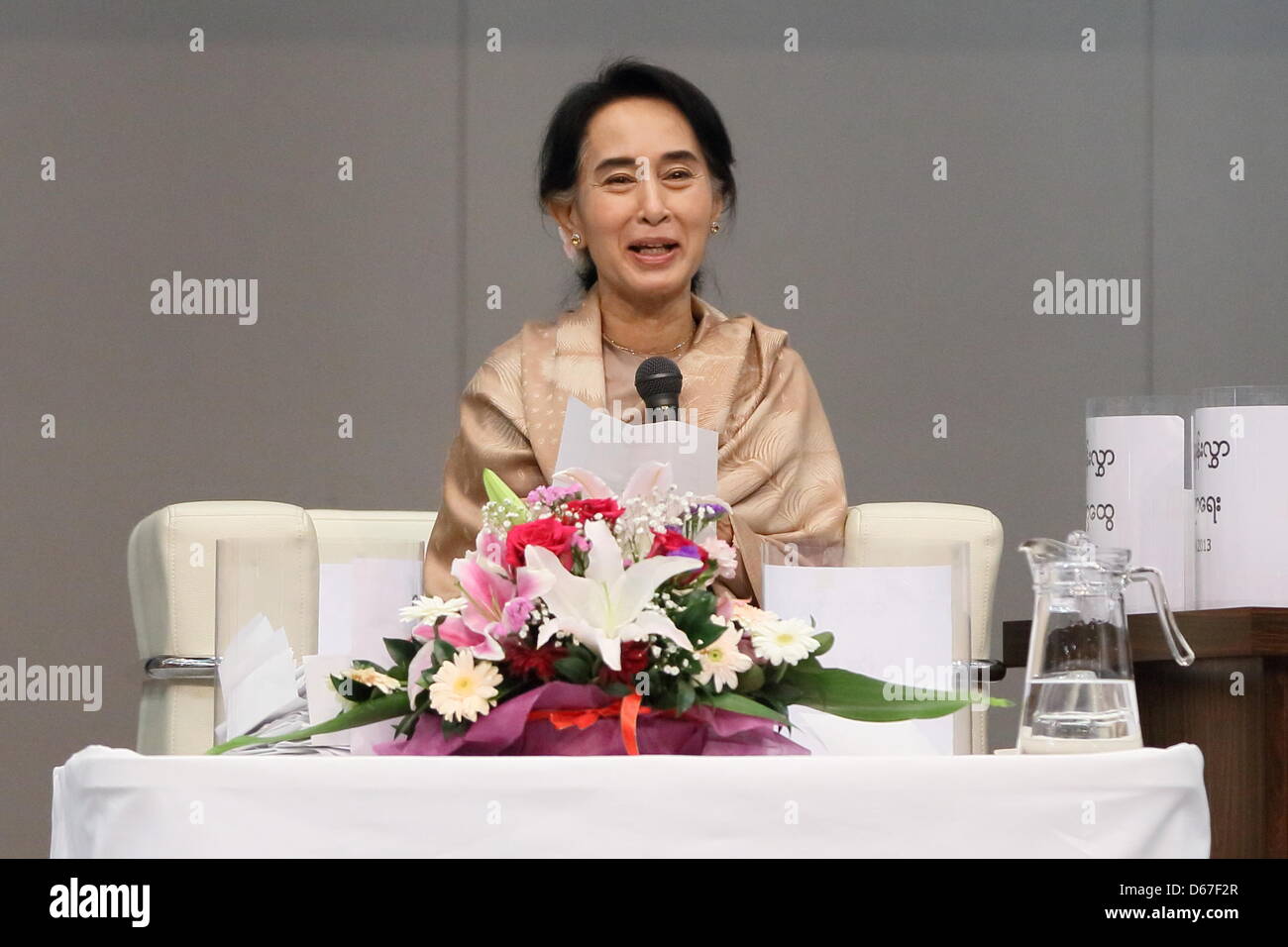 Tokio, Japan. 13. April 2013. Hon Frau Aung San Suu Kyi, Vorsitzender der Nationalliga für Demokratie, Republik der Union von Myanmar trifft eine Gruppe von Myanmar Bürger in Japan. Bildnachweis: Mooto Naka/AFLO/Alamy Live-Nachrichten Stockfoto