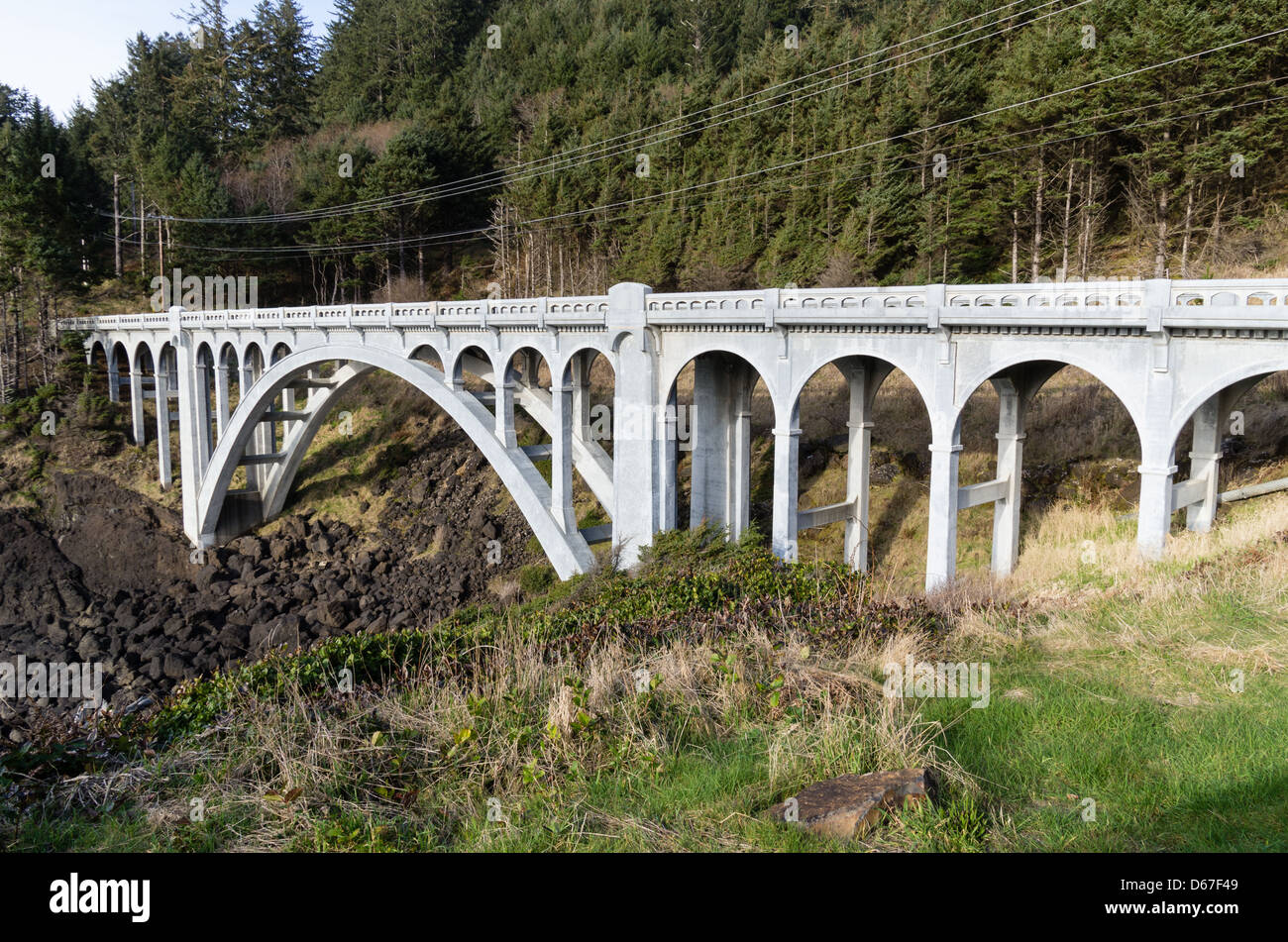 Historische Ben Jones Brücke auf die Oregon Coast Highway, Lincoln County, Oregon, USA.  Die Brücke wurde von Conde B. McCullough entworfen und im Jahre 1927 erbaut. Stockfoto
