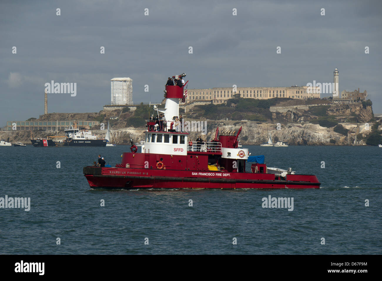 San Francisco Feuerwehr Feuerlöschboot mit Alcatraz im Hintergrund, San Francisco, Kalifornien, USA, Nordamerika. Stockfoto