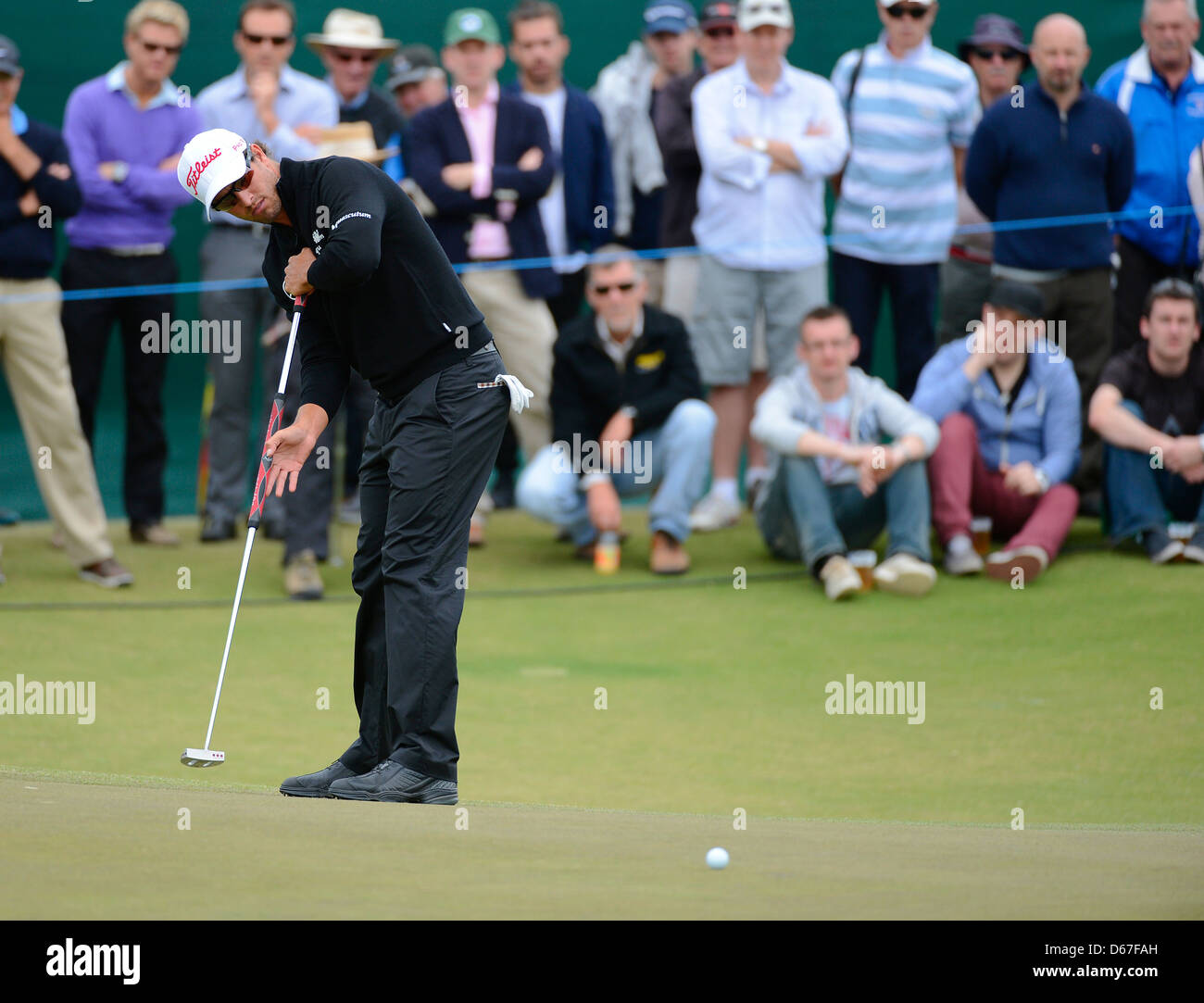 Melbourne, Australien. 15.11.12. Adam Scott (Aus) in der ersten Runde bei den Australian Masters putts Stockfoto