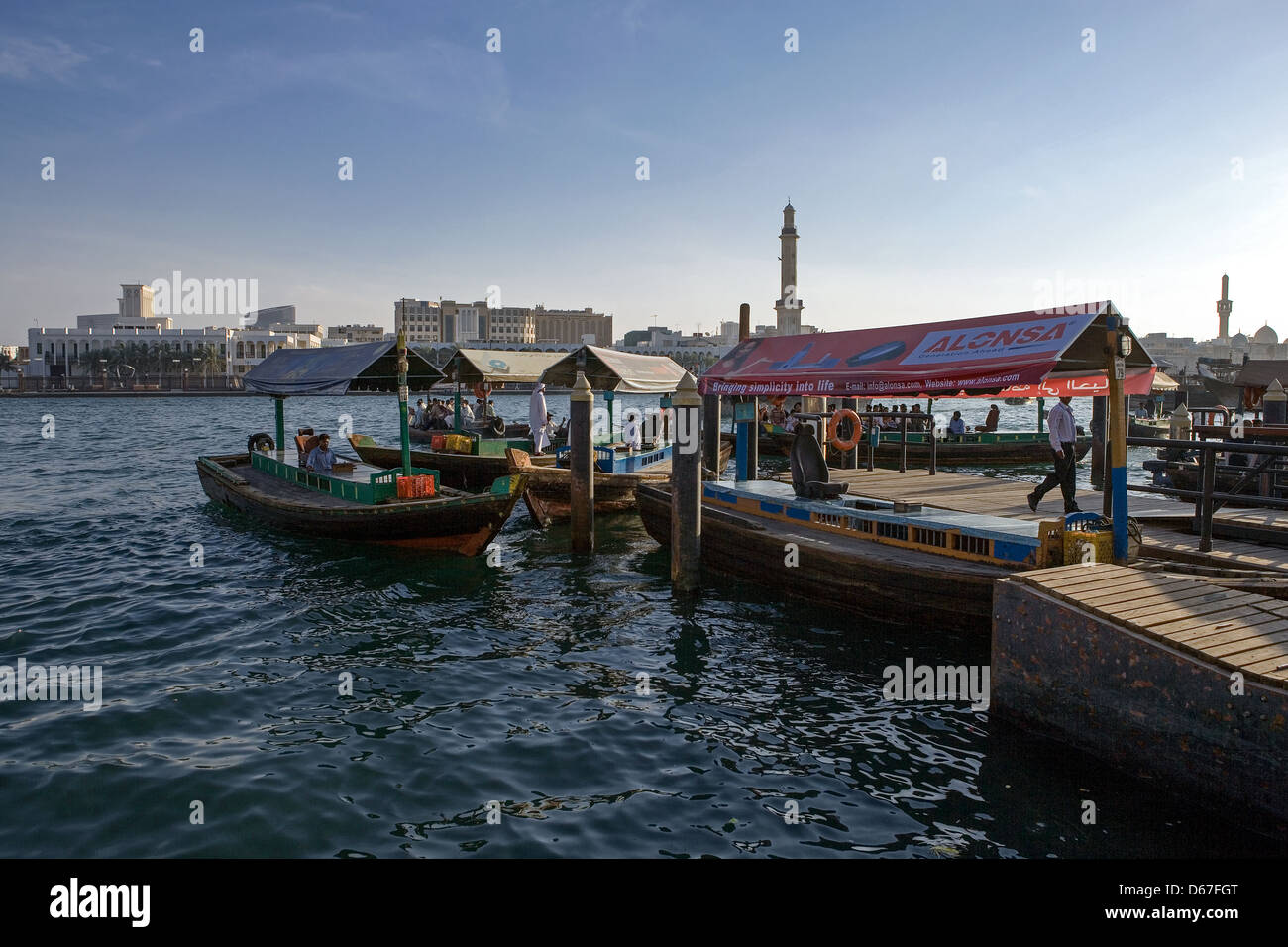 Dubai, traditionelle Boote mit den Einheimischen auf dem Creek, der Kanal, die die Altstadt überquert Stockfoto