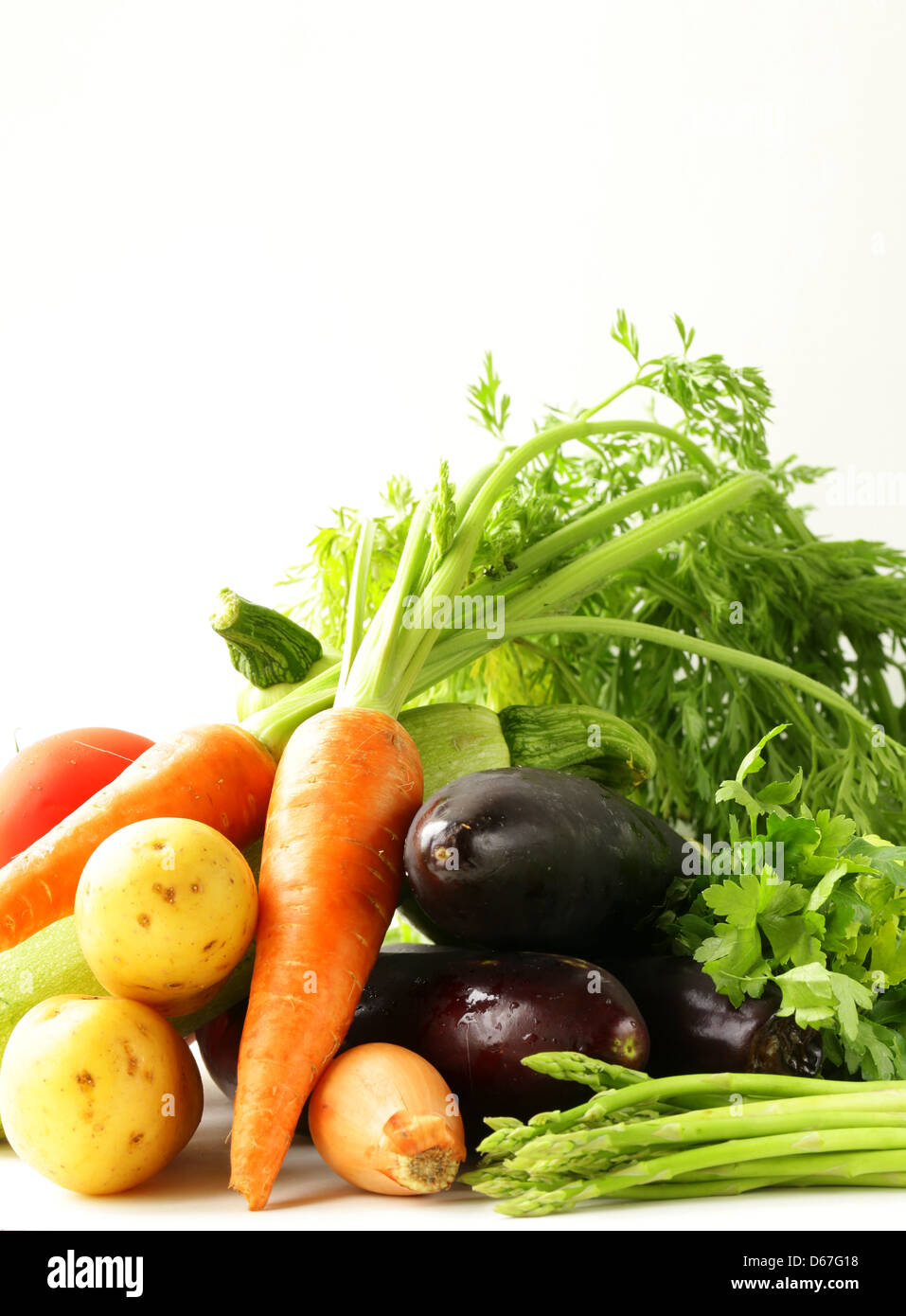 frischem Gemüse - Karotten, Tomaten, Spargel, Auberginen und Kartoffeln Stockfoto