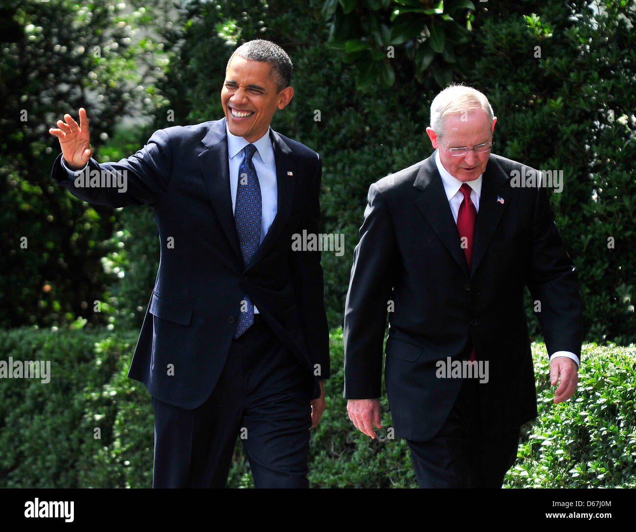 US-Präsident Barack Obama, links, und Head Coach Tom Coughlin kommen für die Zeremonie wo begrüßte die Präsidentin der Super Bowl-Champion New York Giants ins Weiße Haus in Washington, D.C., USA, 8. Juni 2012. Foto: Ron Sachs / CNP. (Einschränkung: keine New York oder New Jersey Zeitungen oder Zeitungen im Umkreis 75 Meilen von New York City) Stockfoto