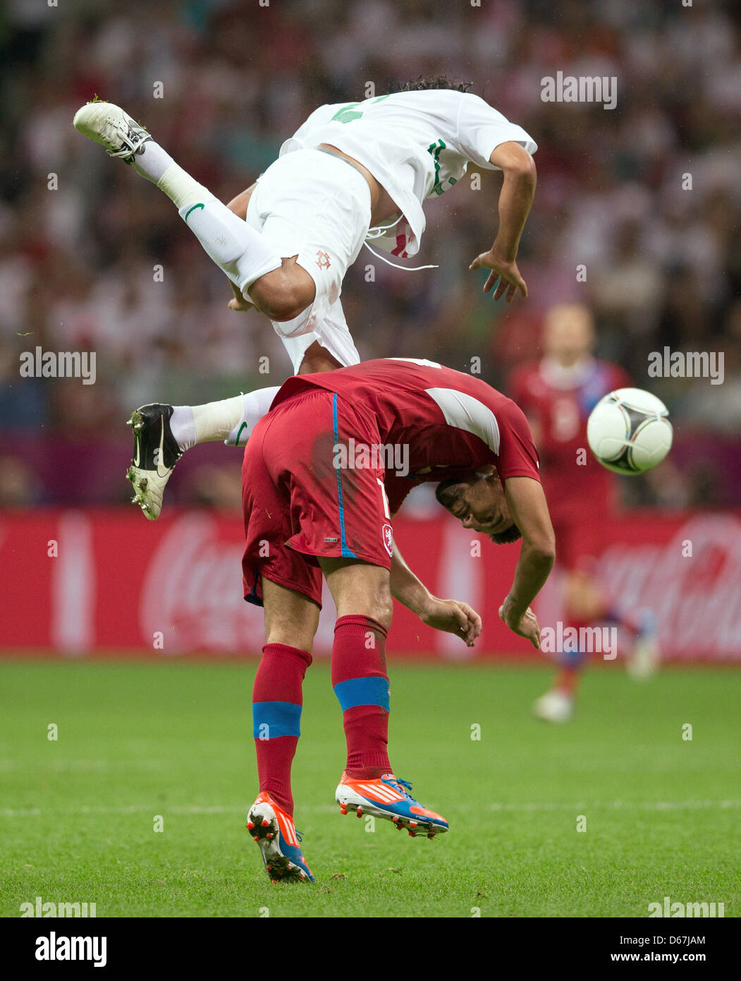 Milan Baros Tschechien wetteifert mit Bruno Alves (oben) Portugals während der UEFA EURO 2012-Viertelfinale Fußballspiel Tschechien Vs Portugal im Nationalstadion in Warschau, Polen, 21. Juni 2012. Foto: Jens Wolf Dpa (siehe Kapitel 7 und 8 der http://dpaq.de/Ziovh für die UEFA Euro 2012 Geschäftsbedingungen &) +++(c) Dpa - Bildfunk +++ Stockfoto