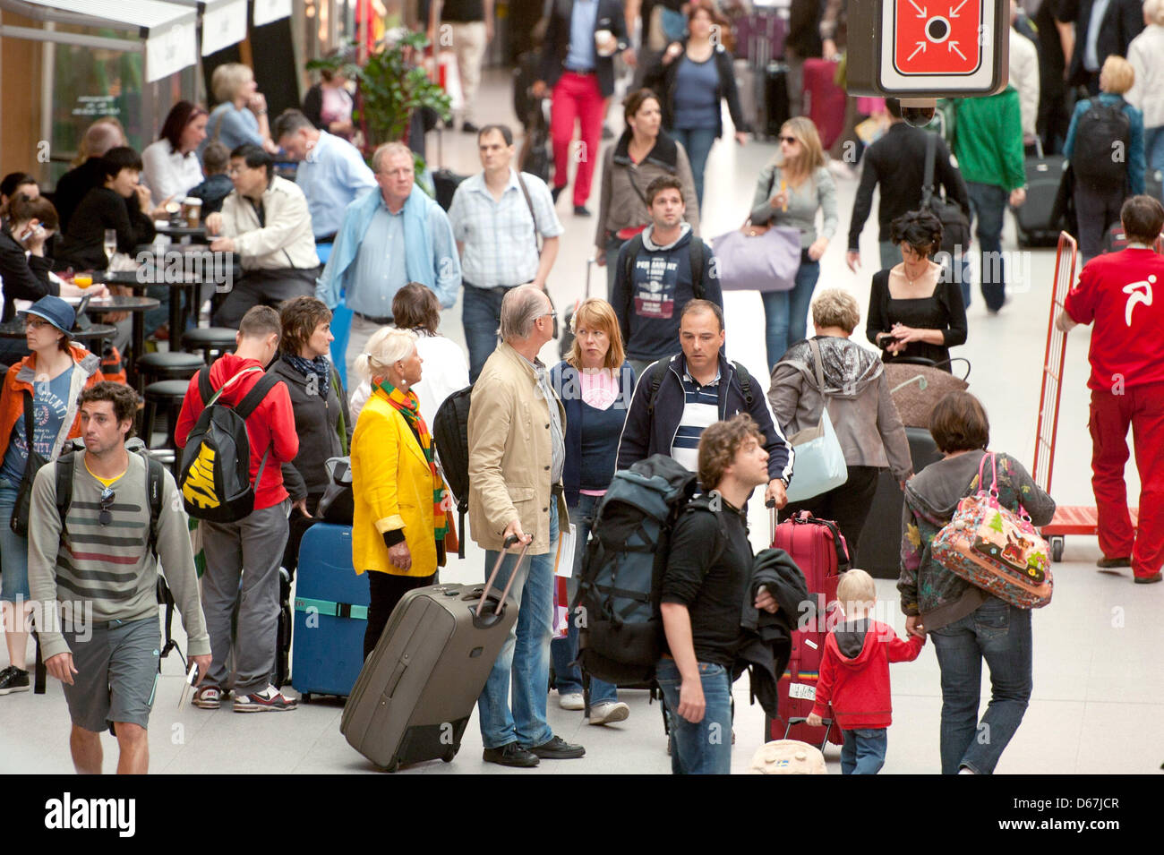 Passagiere sind am Flughafen Tegel in Berlin, Deutschland, 22. Juni 2012 abgebildet. Die Mehrheit der deutschen wünschen sich einen Urlaub weit weg in diesem Sommer gönnen. Foto: SEBASTIAN KAHNERT Stockfoto